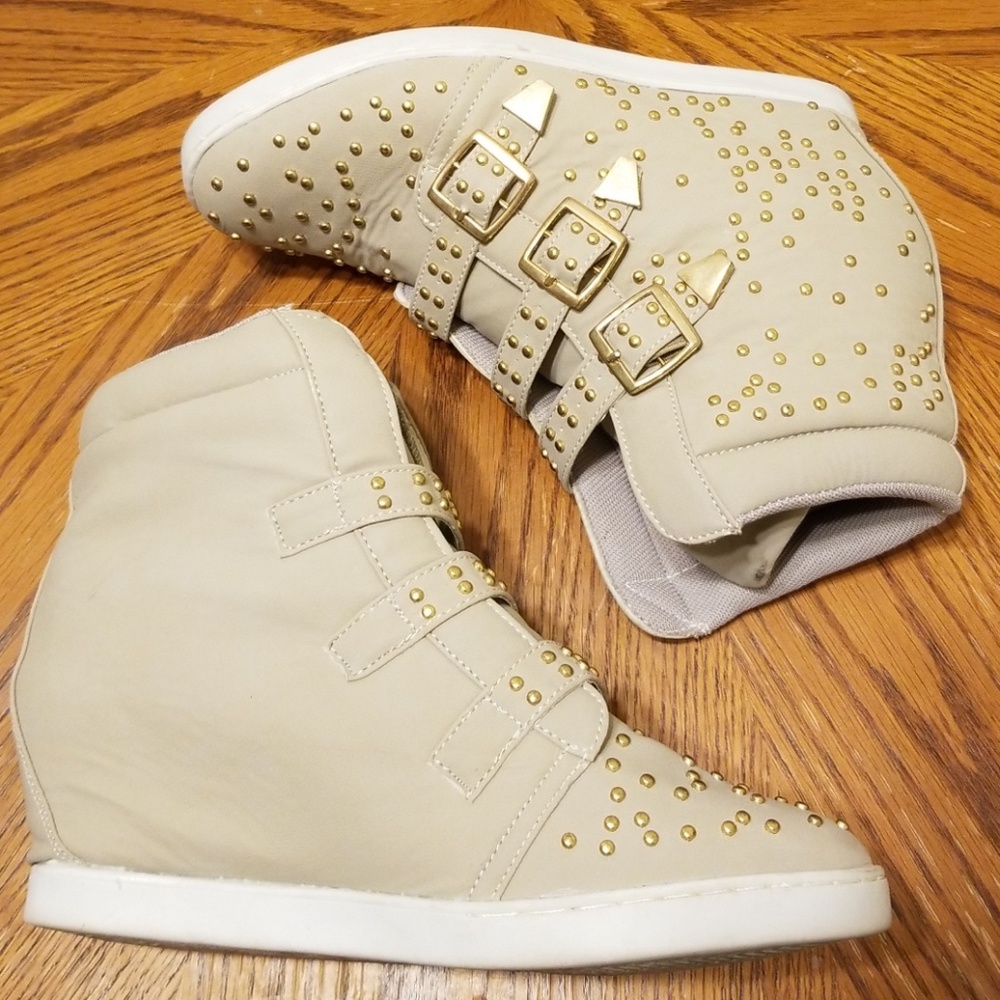 Tan and gold wedges